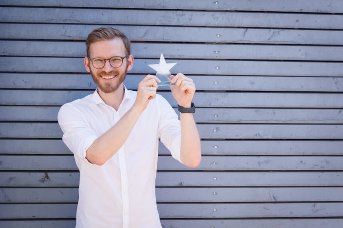 Tobias Dienlin holding teaching award